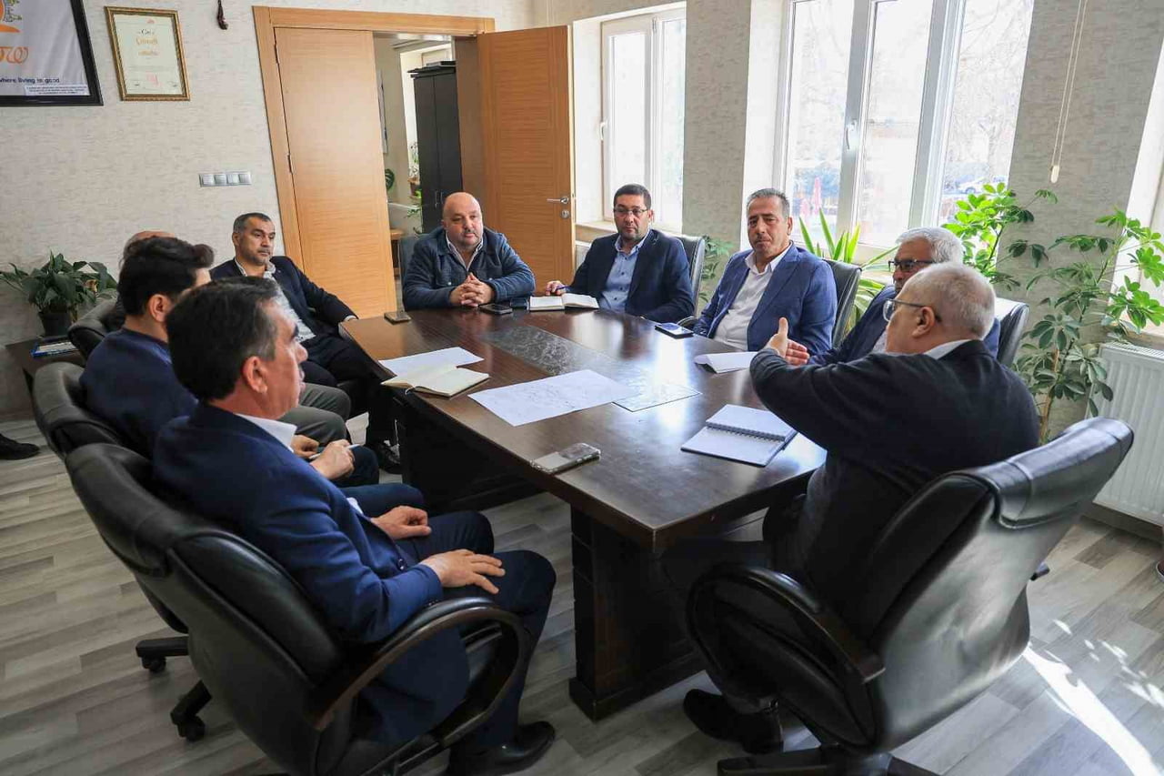 ÇAMELİ BELEDİYE BAŞKANI CENGİZ ARSLAN, İLÇEDEKİ TÜM MAHALLE MUHTARLARIYLA TOPLANTI YAPARAK...