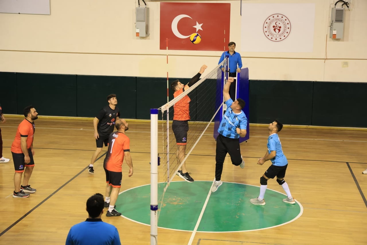 ÇAMELİ’DE KURUMLAR VE MAHALLELER ARASINDA DÜZENLENEN VOLEYBOL TURNUVASINDA İLÇE MİLLİ EĞİTİM...