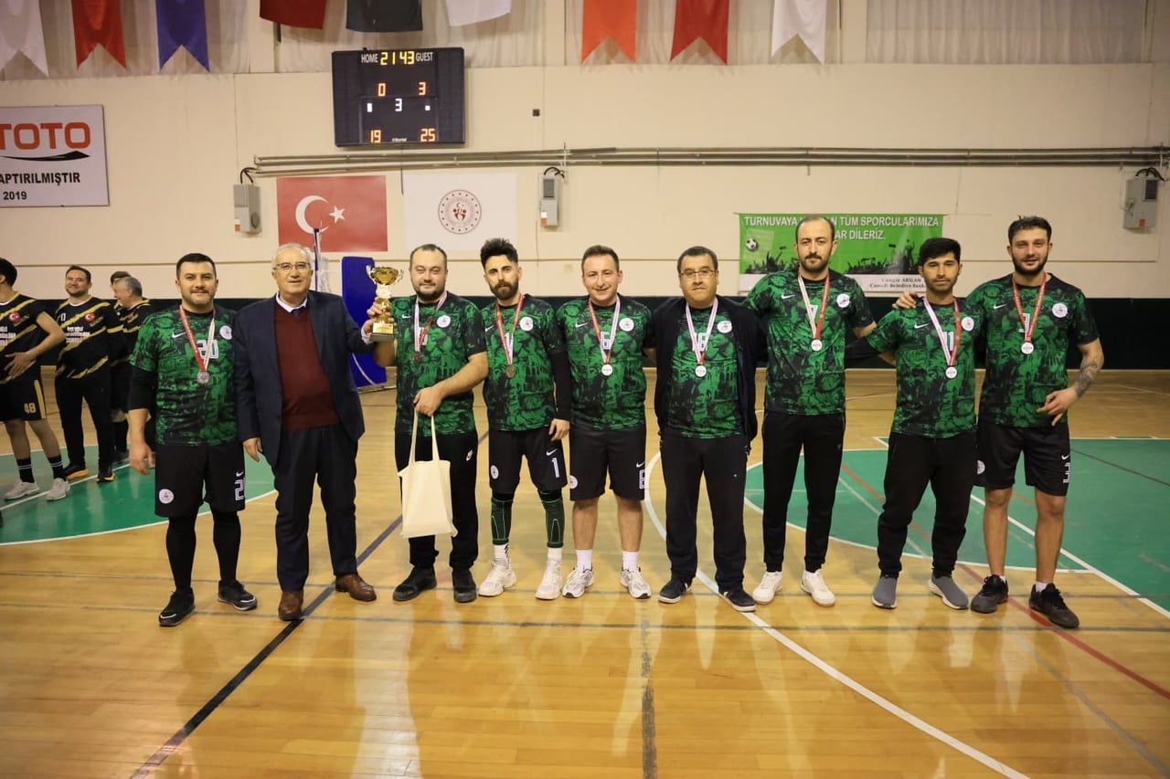 ÇAMELİ’DE KURUMLAR VE MAHALLELER ARASINDA DÜZENLENEN VOLEYBOL TURNUVASINDA İLÇE MİLLİ EĞİTİM...
