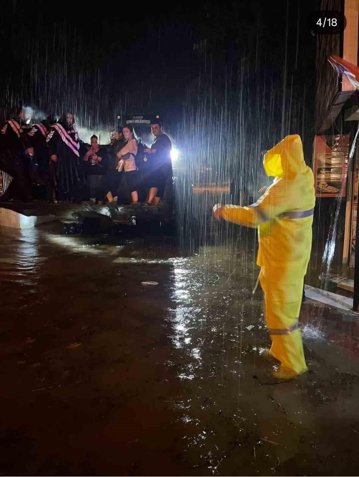 ÇAMYUVA MAHALLESİNDE İSE 2 YATALAK KADIN, 1 BEBEK, 4 ÇOCUK VE 5 YAŞLI ERKEK  OLMAK ÜZERE TOPLAM 12...