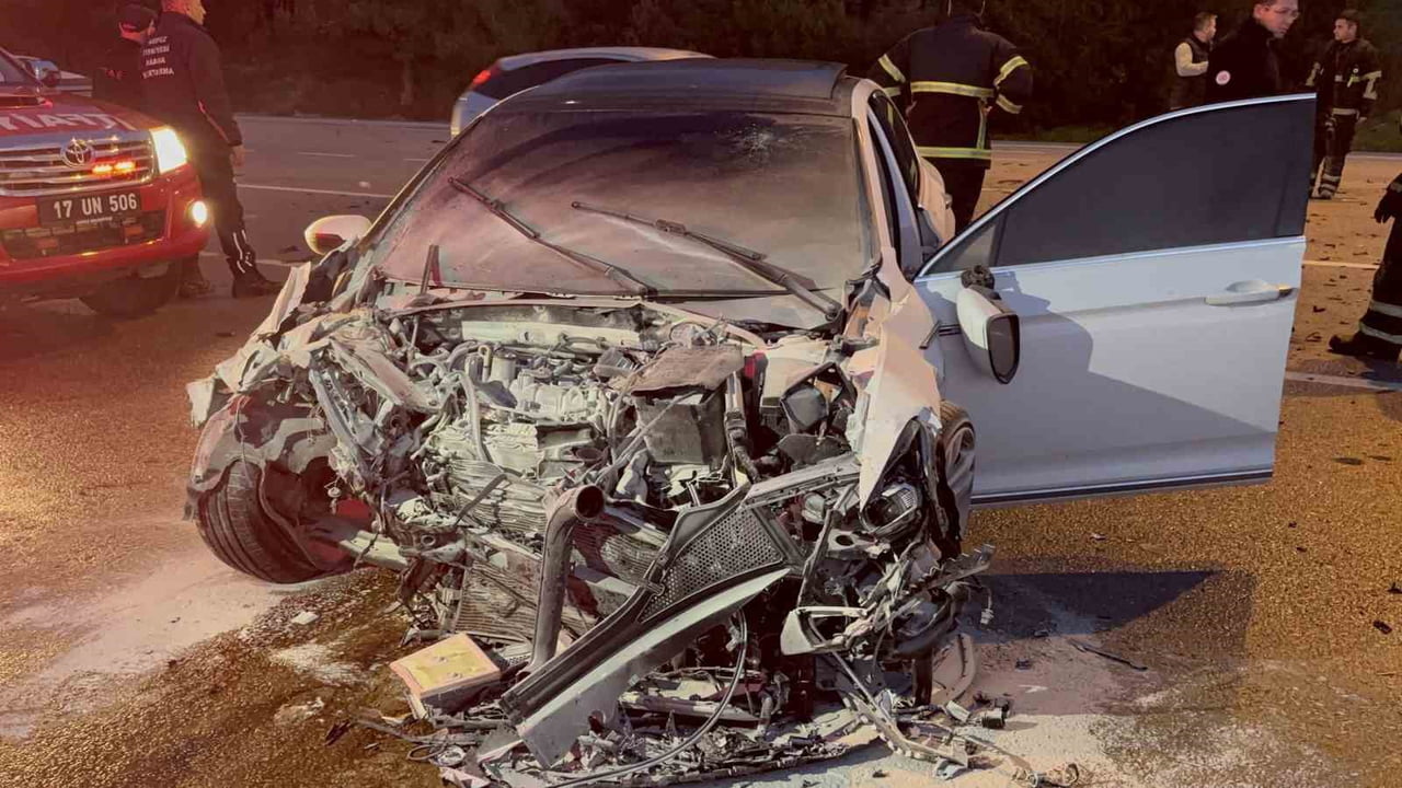 ÇANAKKALE'DE 2 OTOMOBİLİN ÇARPIŞTIĞI KAZADA 5 KİŞİ YARALANDI.