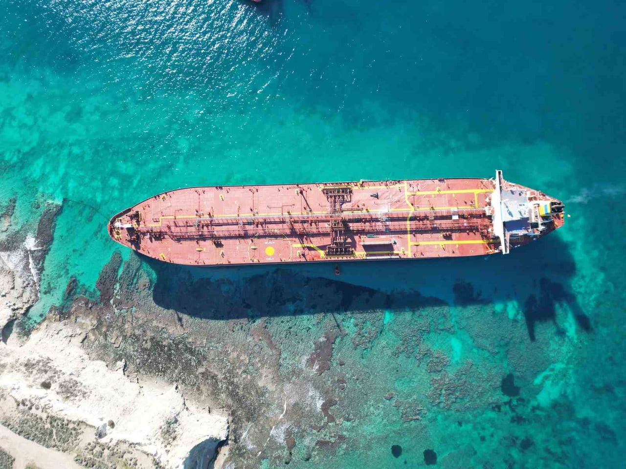 ÇANAKKALE'NİN BOZCAADA İLÇESİ AÇIKLARINDA LODOS FIRTINASI NEDENİYLE KARAYA OTURAN BOŞ HAM PETROL...