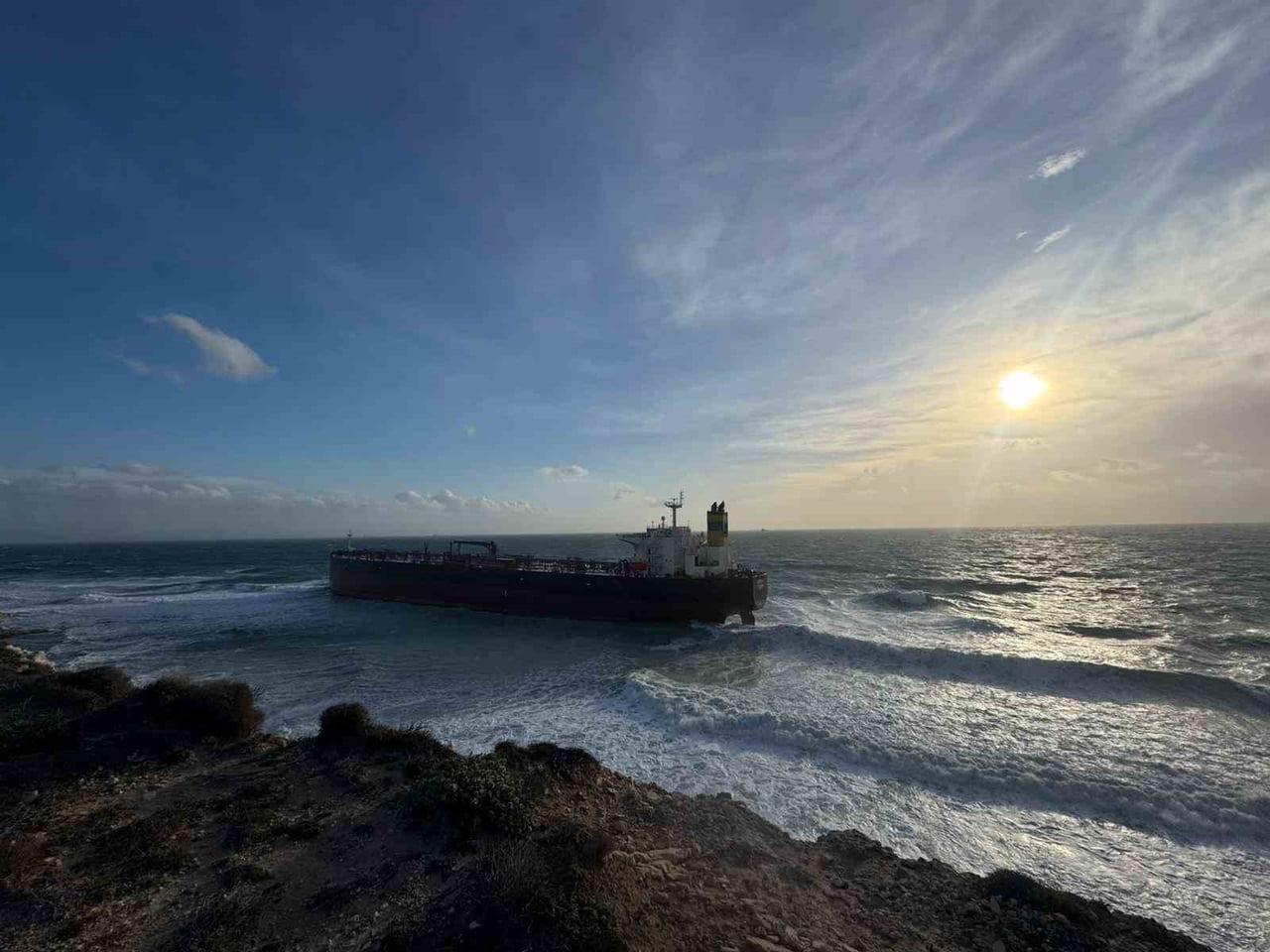 ÇANAKKALE'NİN BOZCAADA İLÇESİ AÇIKLARINDA LODOS FIRTINASI NEDENİYLE KARAYA OTURAN BOŞ HAM PETROL...