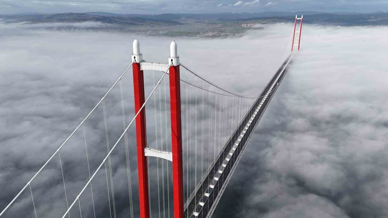 ÇANAKKALE BOĞAZI'NDA ETKİLİ OLAN SİS BULUTU GEÇİŞİ SIRASINDA DRONE İLE GÖRÜNTÜLENEN 2023 METRE...