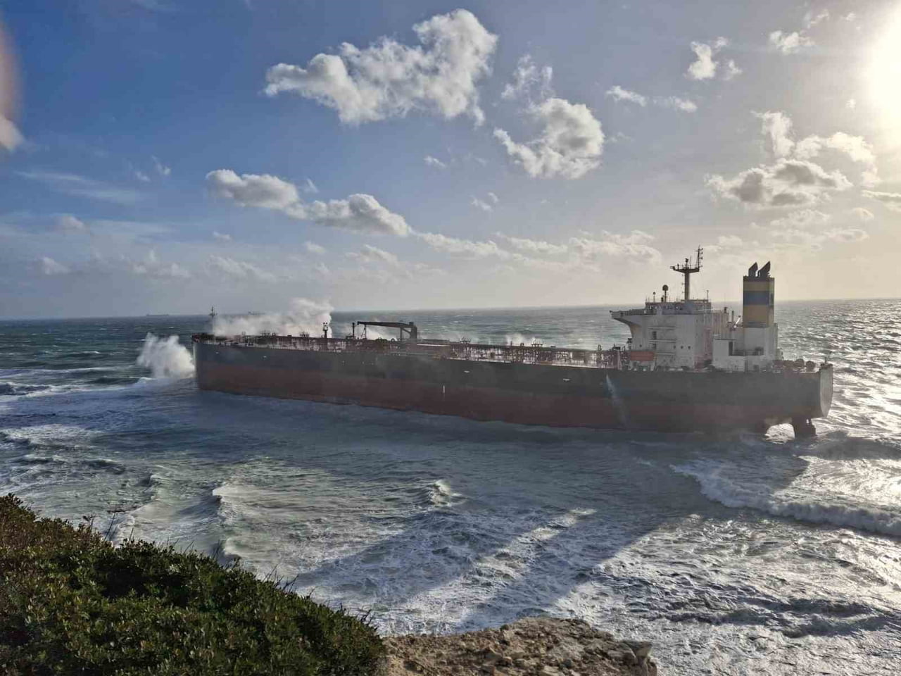 ÇANAKKALE BOĞAZI'NDA SEYİR HALİNDEKİ HAM PETROL TANKERİ LODOS FIRTINASI SEBEBİYLE BOZCAADA'DA...