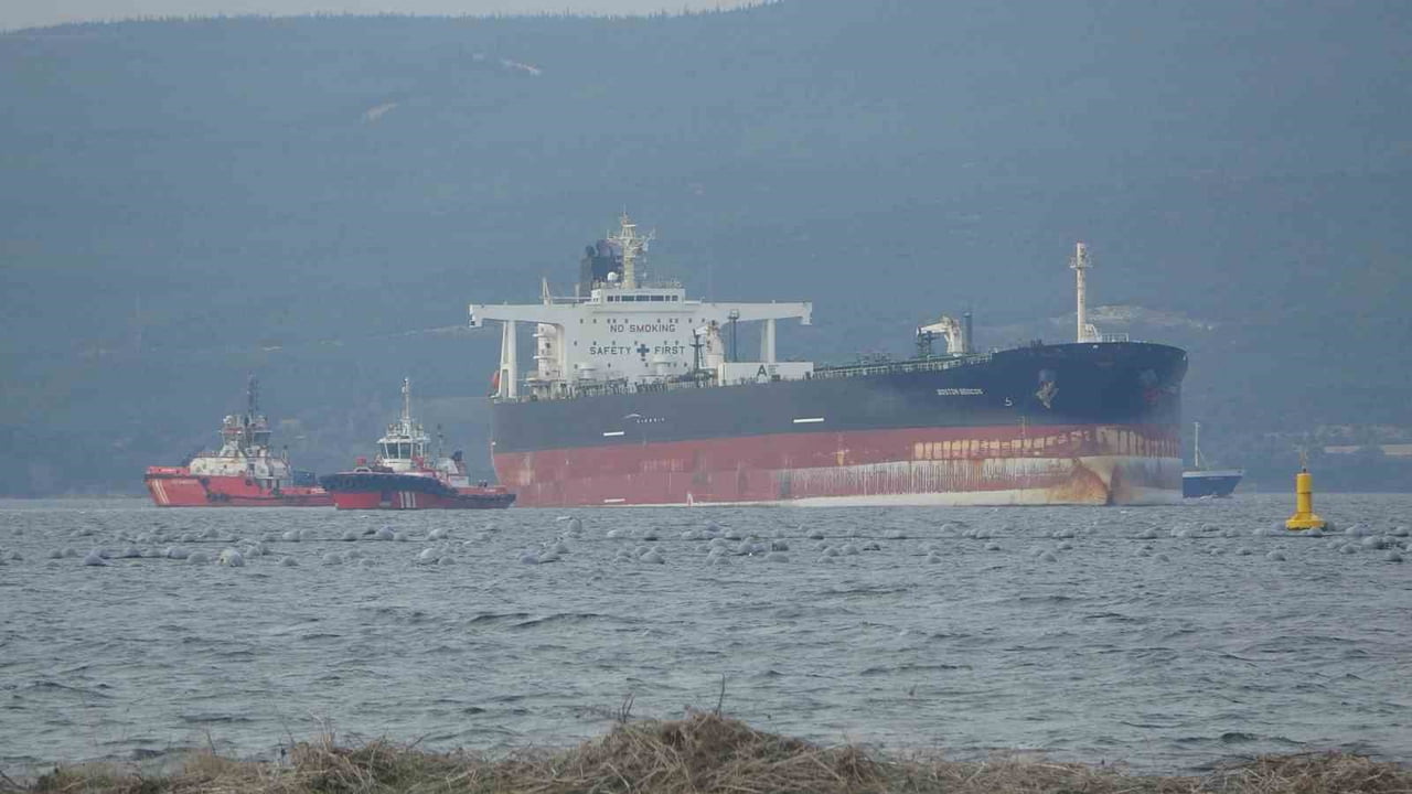ÇANAKKALE BOĞAZI'NDAN GEÇEN 274 METRE BOYUNDAKİ 'BOSTON BEACON' İSİMLİ TANKER JENERATÖR ARIZASI...