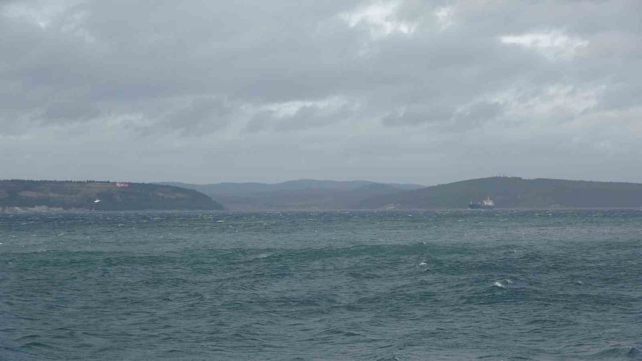 ÇANAKKALE BOĞAZI, FIRTINA NEDENİYLE TRAFİĞE KAPATILDI.