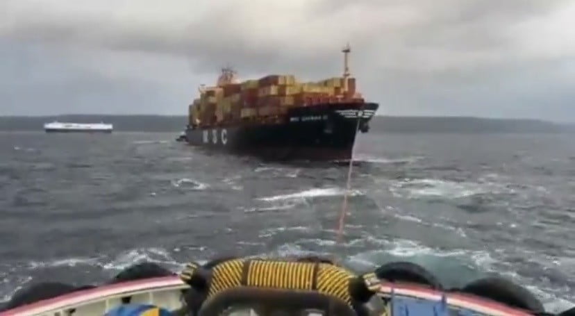 ÇANAKKALE BOĞAZI’NDAN GEÇEN 201 METRE UZUNLUĞUNDA ‘MSC GIANNA III’ MAKİNE ARIZASI YAPTI. GEMİ...