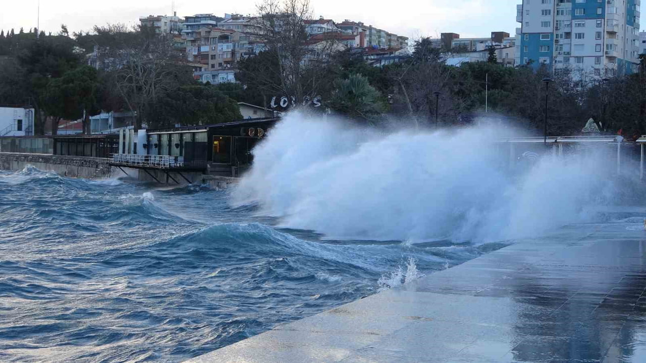 ÇANAKKALE BOĞAZINDA ETKİLİ OLAN LODOS FIRTINASI NEDENİYLE GEMİ TRAFİĞİ GECE SAAT 03.00 İTİBARİYLE...