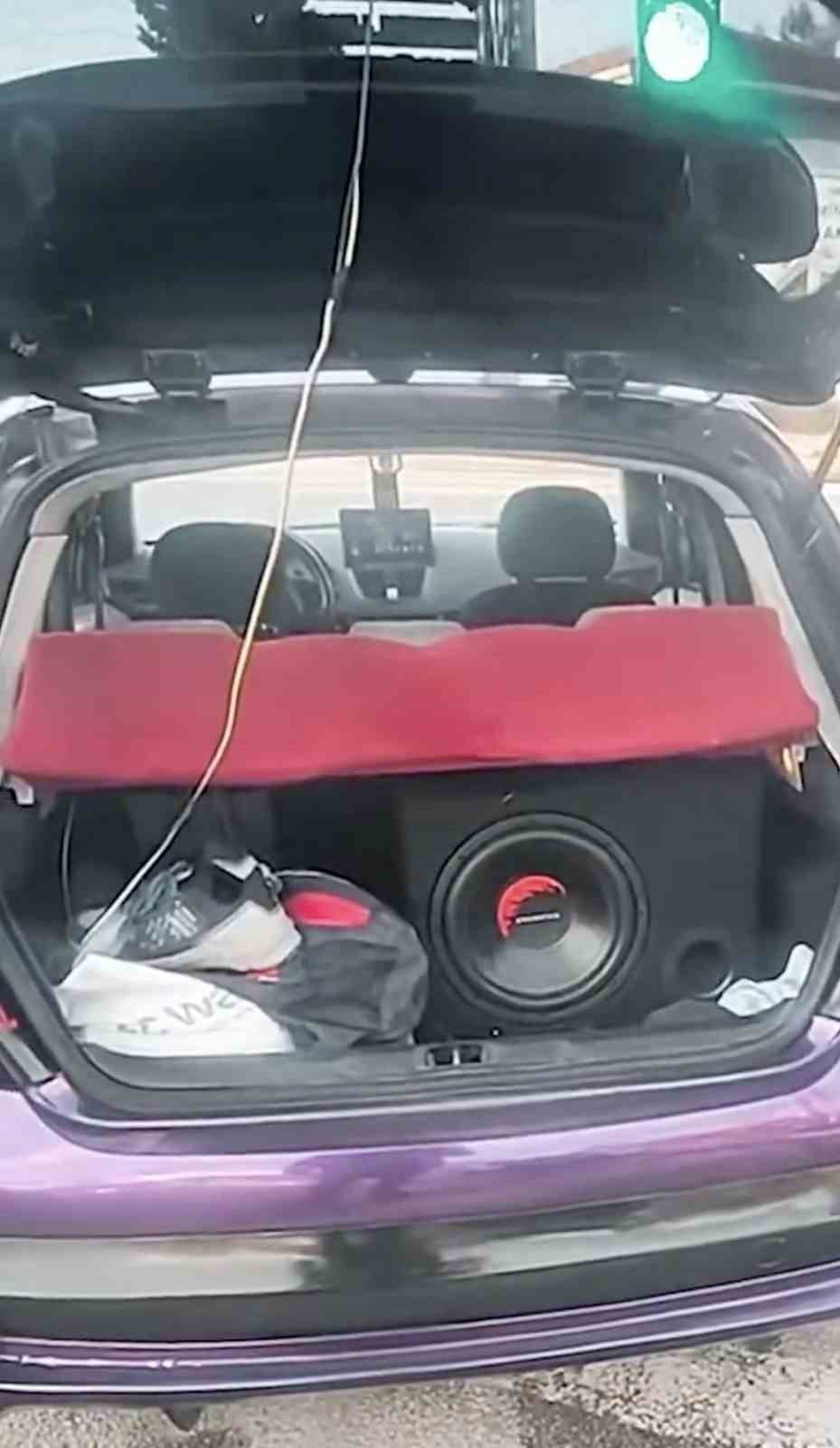 ÇANAKKALE’DE EMNİYET EKİPLERİNCE ARAÇ VE MOTOSİKLETLERİNE YÜKSEK SESLE MÜZİK YAYINI YAPAN VE...