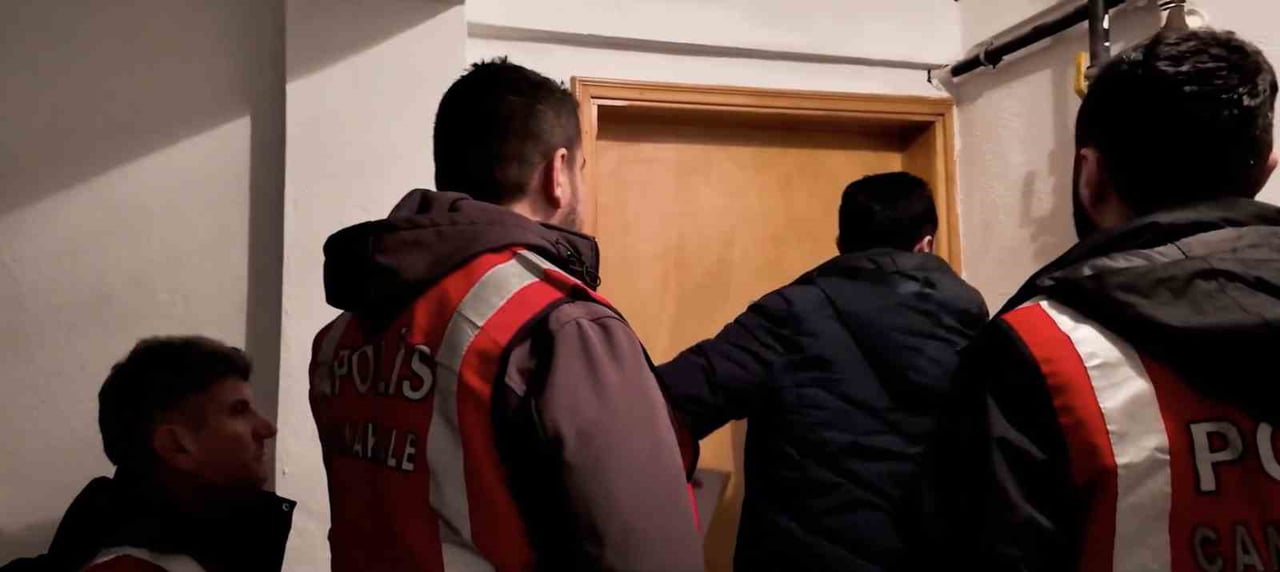 ÇANAKKALE’DE EMNİYET EKİPLERİNCE GERÇEKLEŞTİRİLEN FUHUŞ OPERASYONUNDA 6 ŞÜPHELİ YAKALANIRKEN 8...