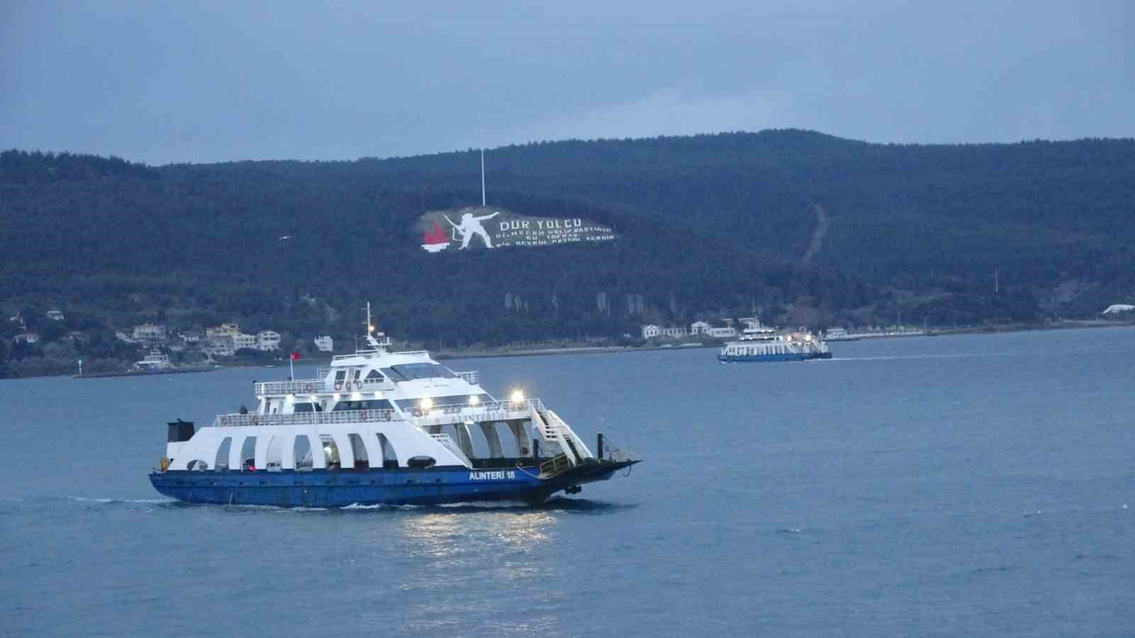 ÇANAKKALE’DE ETKİLİ OLAN LODOS FIRTINASI NEDENİYLE ÇİFT YÖNLÜ TRANSİT GEMİ GEÇİŞLERİNE KAPATILAN...