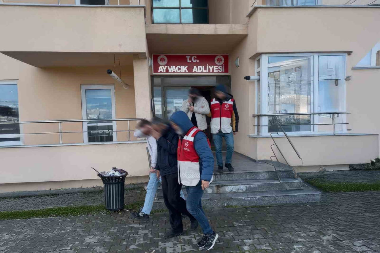 ÇANAKKALE’DE GÖÇMEN KAÇAKÇILIĞIYLA MÜCADELE VE HUDUT KAPILARI ŞUBE MÜDÜRLÜĞÜ EKİPLERİNCE...