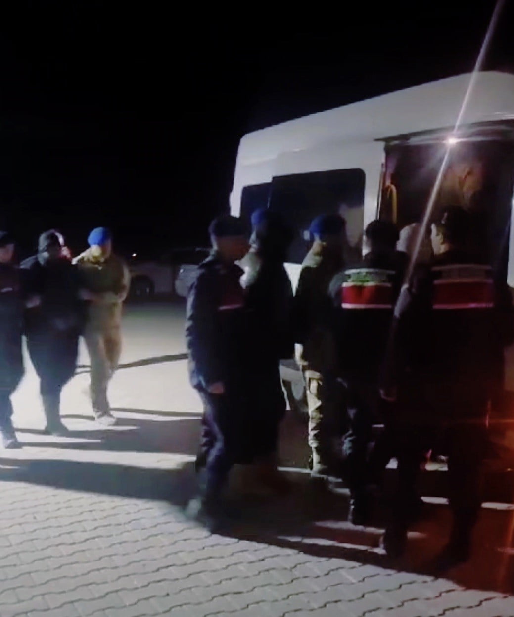 ÇANAKKALE’DE JANDARMA EKİPLERİNCE GERÇEKLEŞTİRİLEN OPERASYONDA 4 ORGANİZATÖR VE 25 KAÇAK GÖÇMEN...