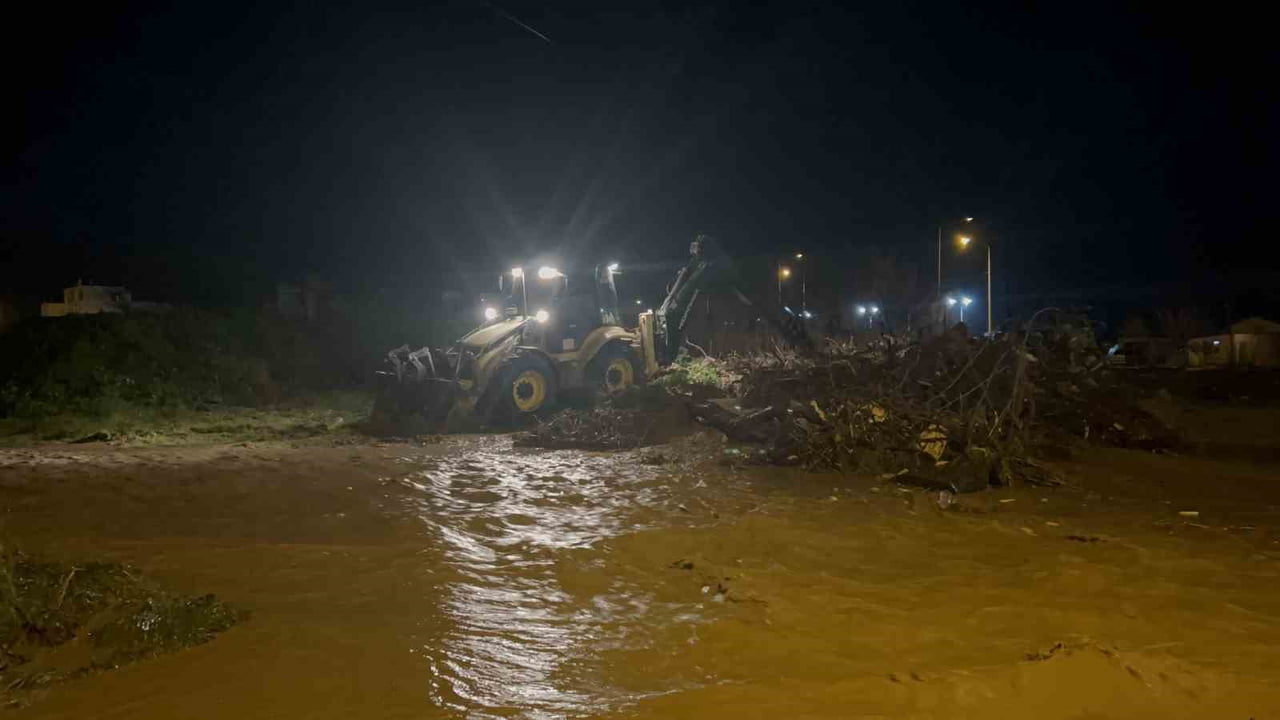 ÇANAKKALE’DE SAĞANAK YAĞIŞ NEDENİYLE KEPEZ ÇAYI TAŞTI. DARDANOS VE GÜZELYALI KÖYLERİNE GİDEN SAHİL...