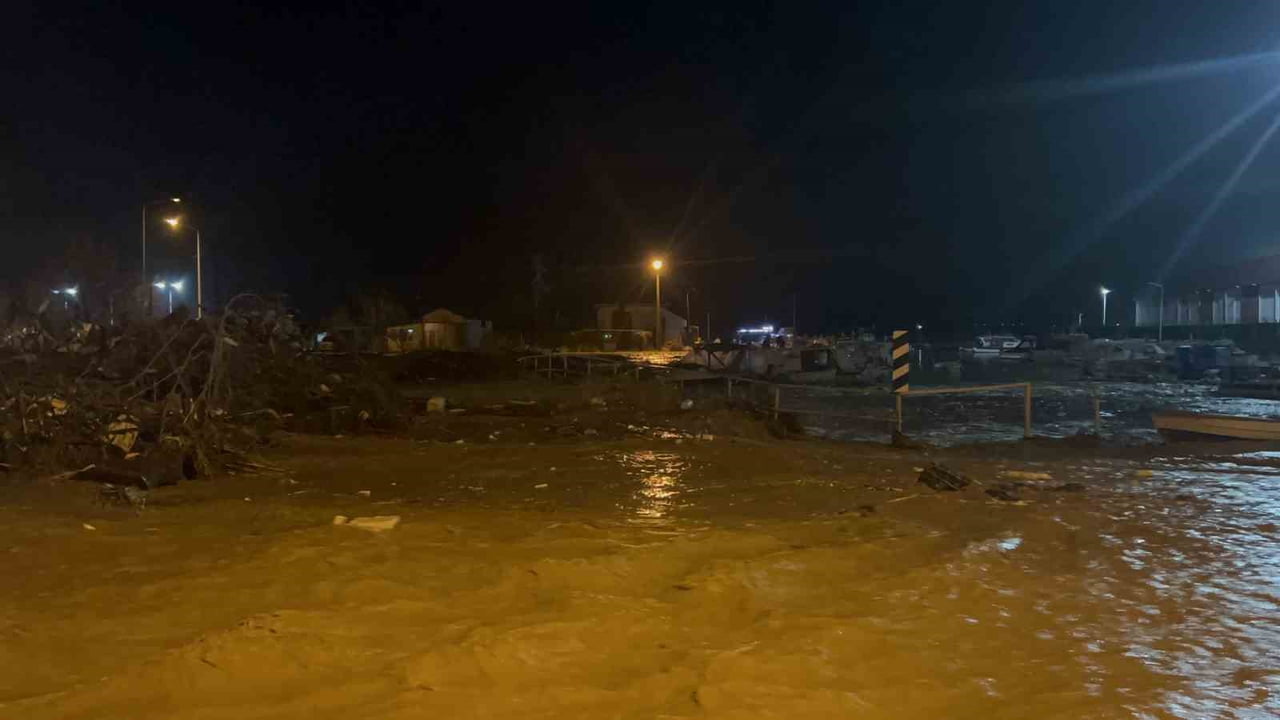 ÇANAKKALE’DE SAĞANAK YAĞIŞ NEDENİYLE KEPEZ ÇAYI TAŞTI. DARDANOS VE GÜZELYALI KÖYLERİNE GİDEN SAHİL...