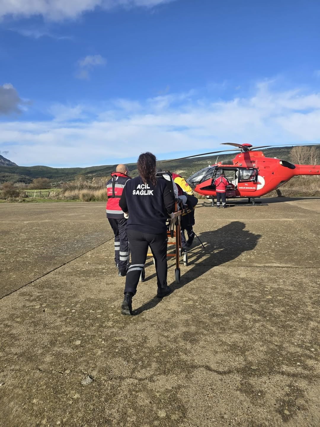 ÇANAKKALE’NİN GÖKÇEADA İLÇESİNDE RAHATSIZLANAN KOAH VE PNÖMONİ HASTASI KİŞİ, HELİKOPTER AMBULANSLA...