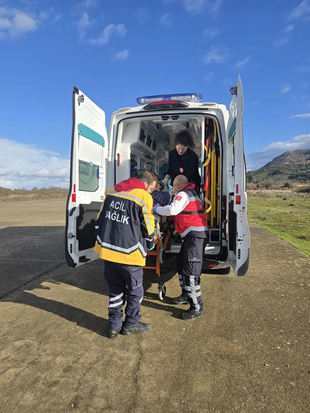 ÇANAKKALE’NİN GÖKÇEADA İLÇESİNDE RAHATSIZLANAN KOAH VE PNÖMONİ HASTASI KİŞİ, HELİKOPTER AMBULANSLA...