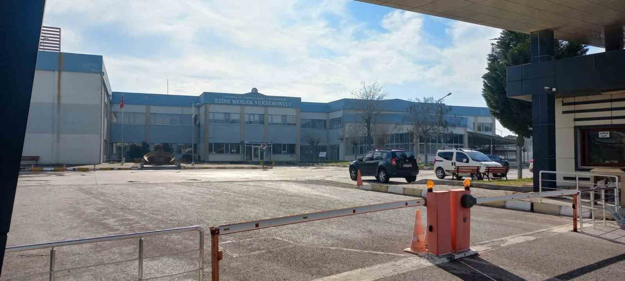 ÇANAKKALE ONSEKİZ MART ÜNİVERSİTESİ (ÇOMÜ) EZİNE MESLEK YÜKSEKOKULU'NDA İDARİ PERSONEL OLAN SERDAL...