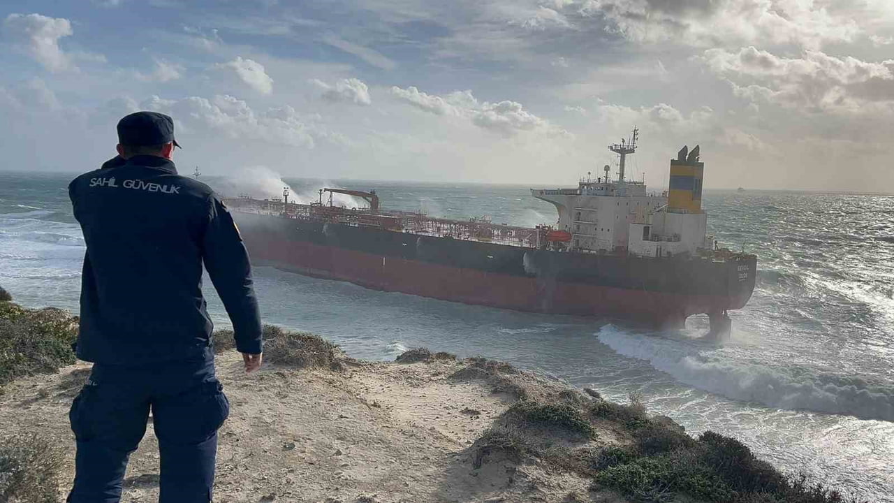 ÇANAKKALE VALİLİĞİ, BOZCAADA AÇIKLARINDA LODOS FIRTINASI NEDENİYLE KARAYA OTURAN BOŞ HAM PETROL...