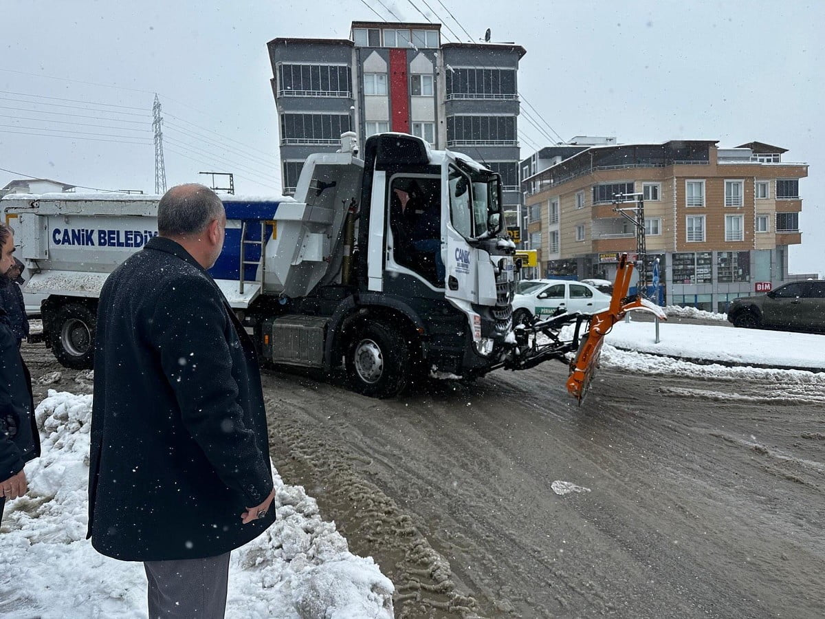 CANİK BELEDİYE BAŞKANI İBRAHİM SANDIKÇI, TÜM EKİPLERLE BİRLİKTE SAHADA KARLA MÜCADELE...