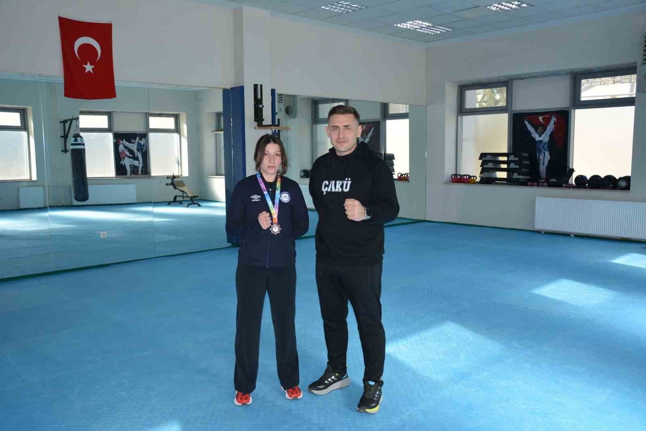 ÇANKIRI'DA YAŞAYAN 24 YAŞINDAKİ FATMA BAŞAK COŞER, VÜCUT GELİŞTİRME SPORU İÇİN GİTTİĞİ SALONDA...