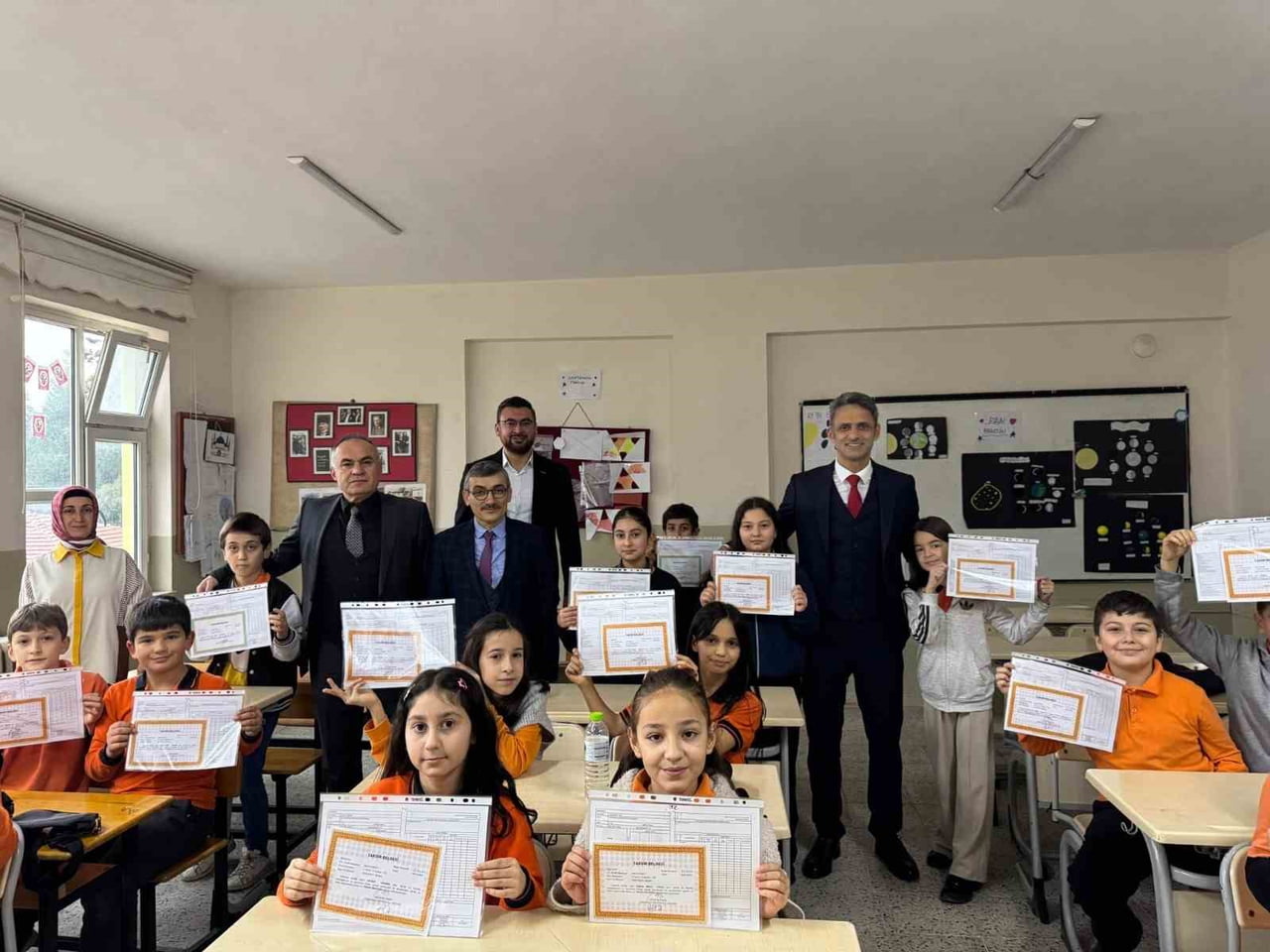 ÇAYCUMA'DA ÖĞRENCİLER KARNELERİNİ KAYMAKAM KAYA'NIN ELİNDEN ALDI