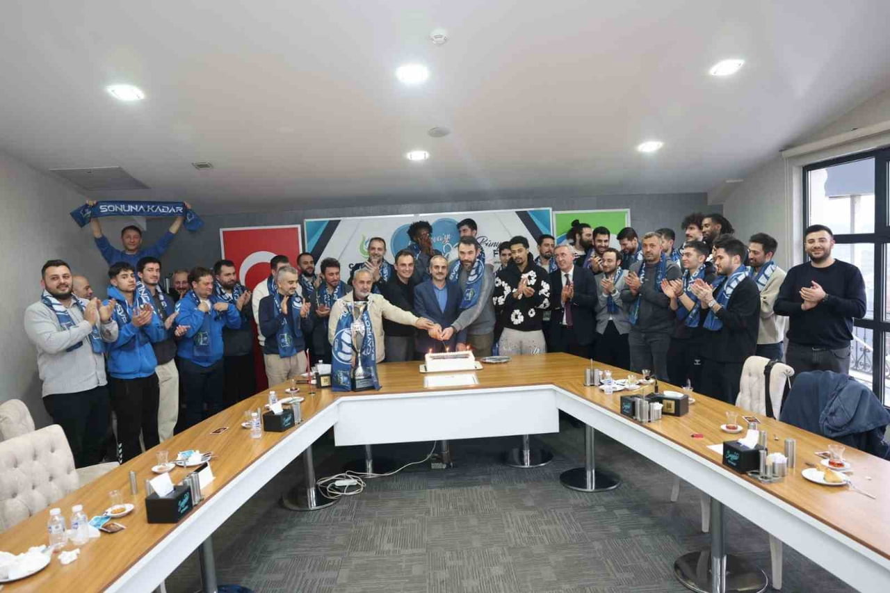 ÇAYIROVA BELEDİYE BAŞKANI BÜNYAMİN ÇİFTÇİ, ERKEKLER FEDERASYON KUPASI'NI KAZANAN ÇAYIROVA...