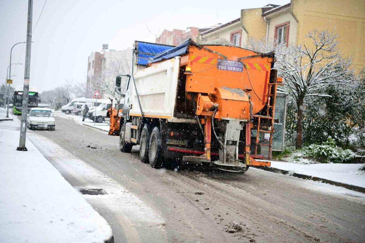 ÇAYIROVA BELEDİYESİ EKİPLERİ, İLÇEDE ETKİLİ OLAN KAR YAĞIŞI NEDENİYLE ULAŞIMDA AKSAMA YAŞANMAMASI...
