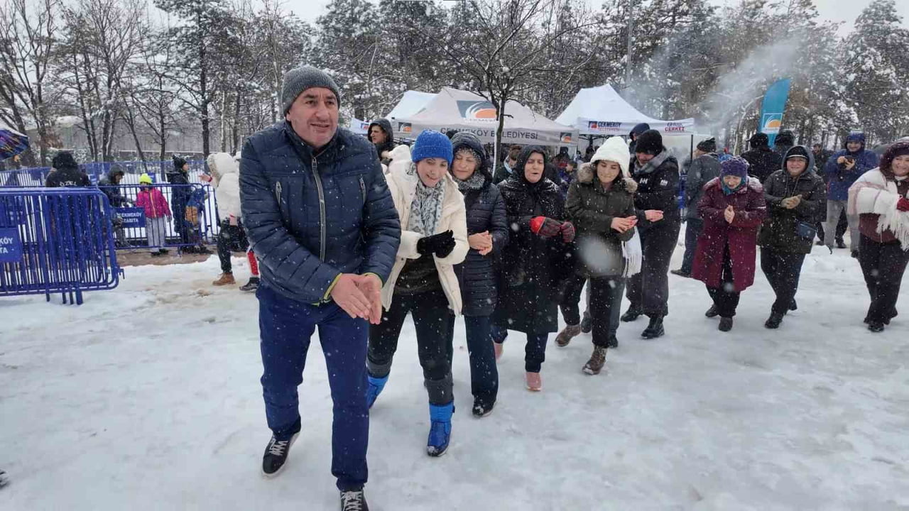 ÇEKMEKÖY BELEDİYESİ TARAFINDAN DÜZENLENEN KAR ŞENLİĞİNDE, GENÇ YAŞLI YÜZLERCE VATANDAŞ KARIN...