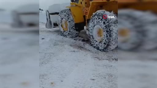 Çemişgezek’te karla mücadelede köylü sevincini böyle kaydetti