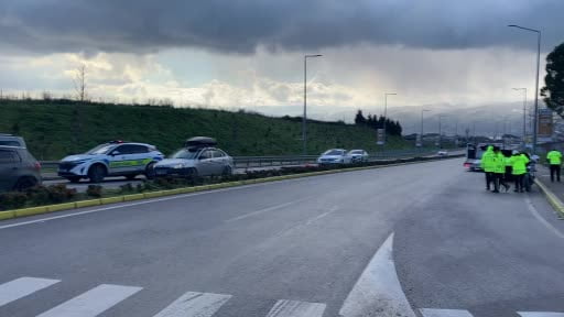 Çevirmeden kaçan motosikletli trafik polisine çarptı