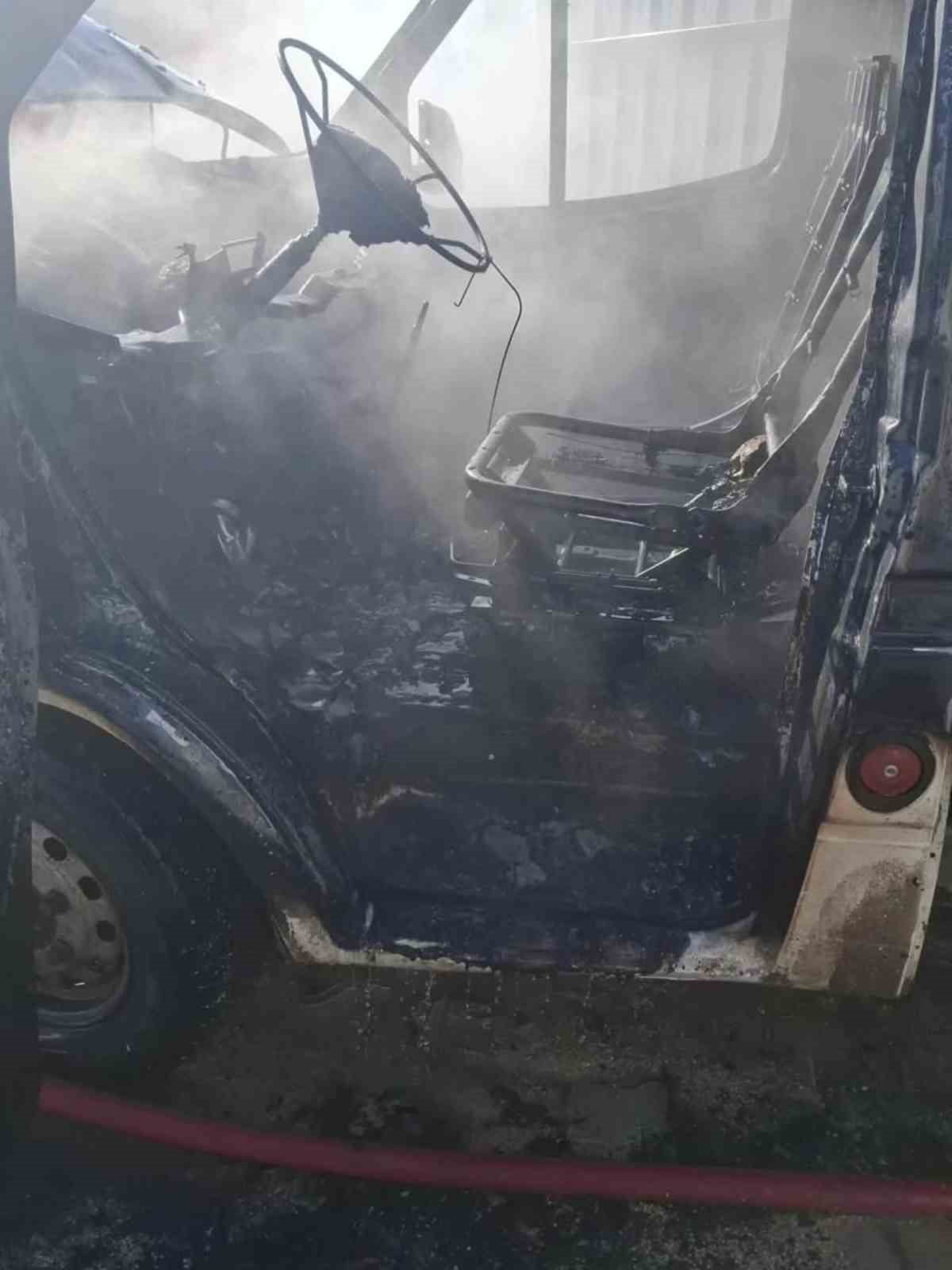 ÇEVREDEKİ VATANDAŞLARIN İHBARI ÜZERİNE OLAY YERİNE İTFAİYE EKİPLERİ SEVK EDİLDİ. MÜDAHALE SONUCU...