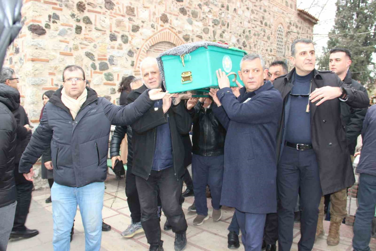 CHP GENEL BAŞKANI ÖZGÜR ÖZEL, NEŞET CAN’IN TABUTUNUN YANI SIRA MANİSALI ESNAF ÖNDER KILINÇ’IN...