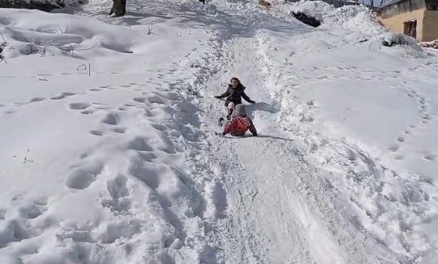 ÇOCUKLARIN KARIN KEYFİNİ TEPSİ VE BİDONLARLA ÇIKARDI