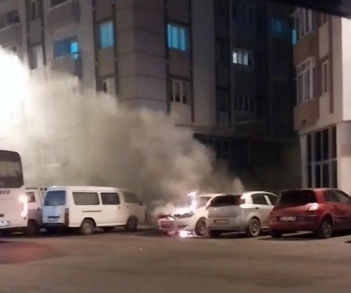 ÇORLU'DA PARK HALİNDEKİ OTOMOBİLE ALEV ALEV YANDI