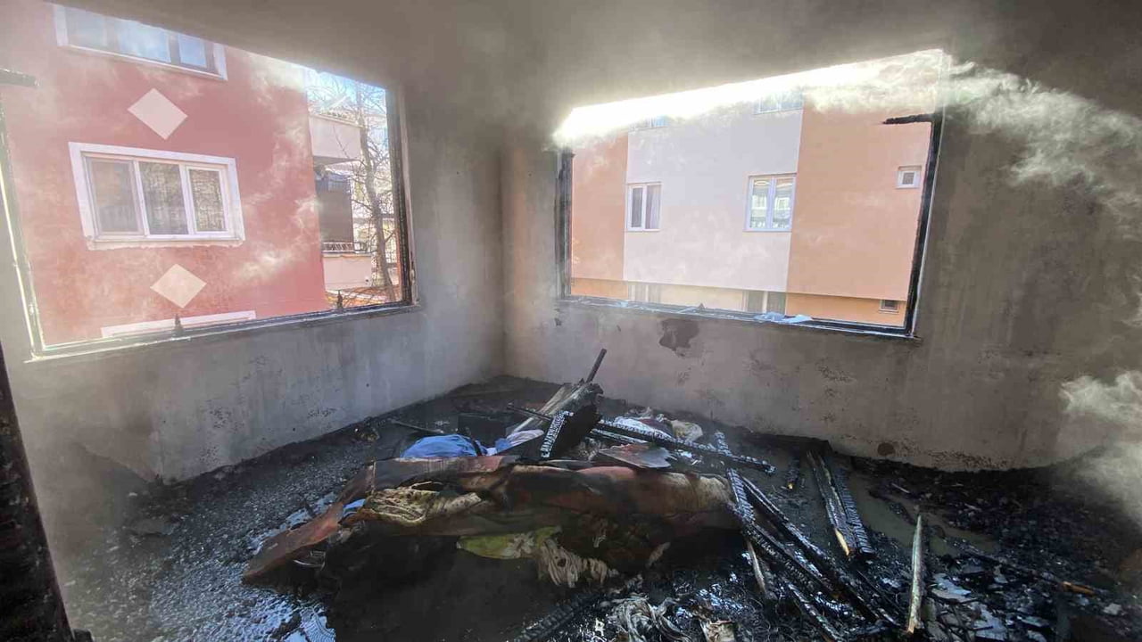 ÇORUM'DA 3 KATLI METRUK BİR BİNADA ÇIKAN YANGIN İTFAİYE EKİPLERİ TARAFINDAN SÖNDÜRÜLDÜ.