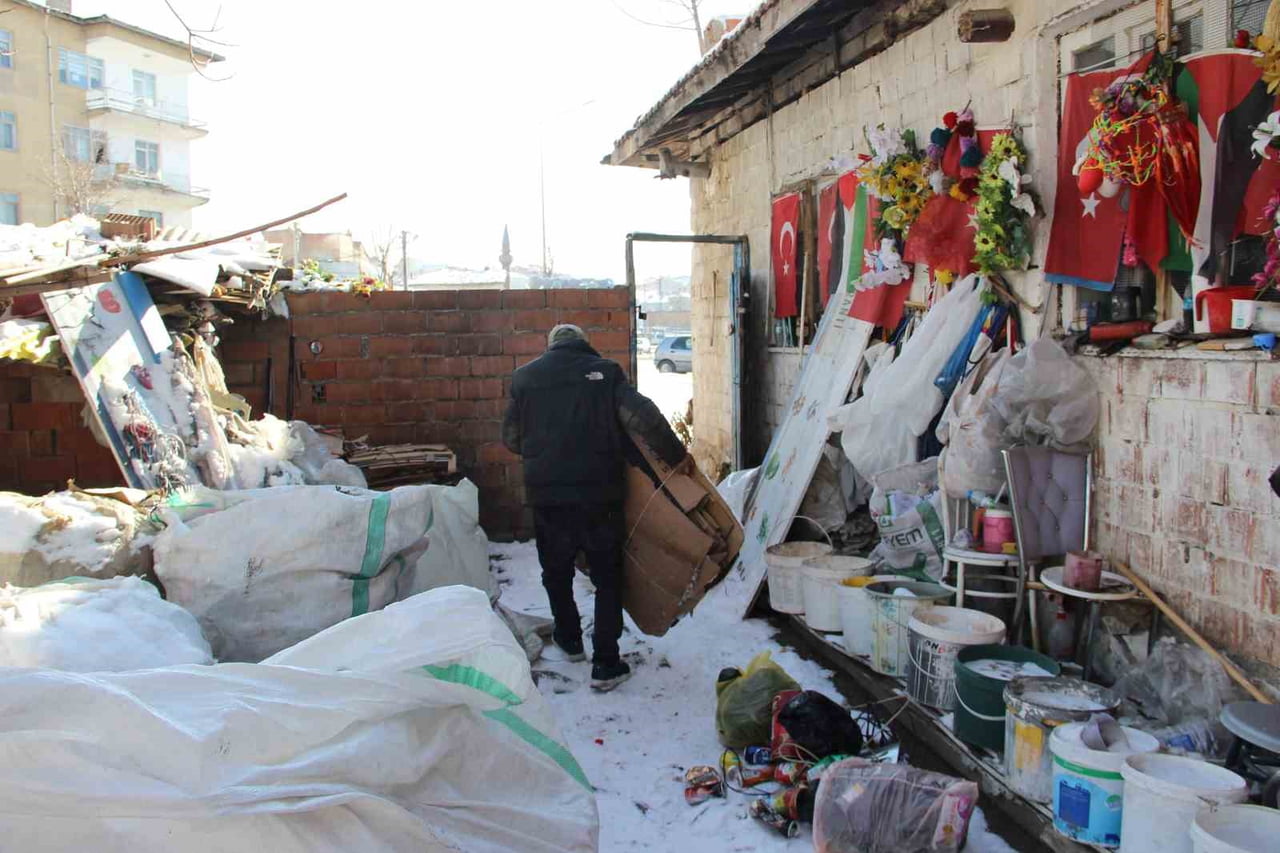 ÇORUM’DA GEÇİMİNİ GERİ DÖNÜŞTÜRÜLEBİLİR ATIK MALZEMELERİ TOPLAYARAK SAĞLAYAN 79 YAŞINDAKİ...