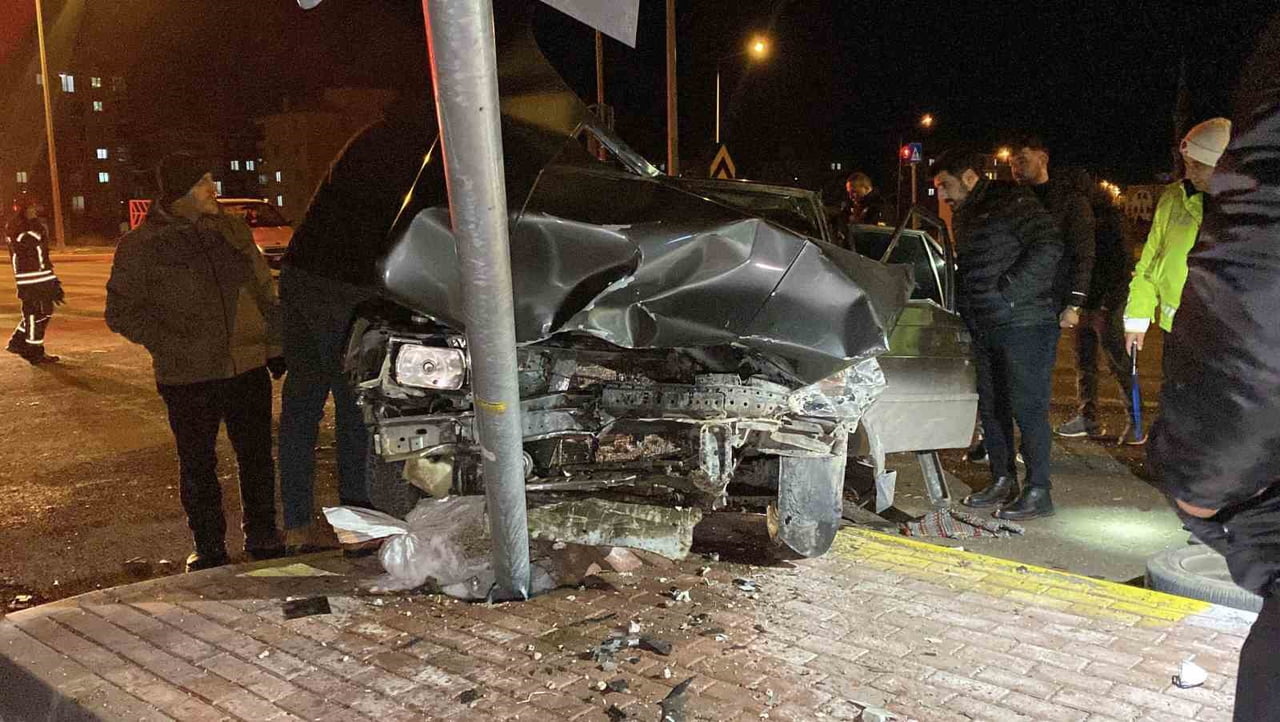 ÇORUM’DA İKİ OTOMOBİLİN ÇARPIŞMASI NETİCESİNDE MEYDANA GELEN KAZADA 4 KİŞİ YARALANDI.