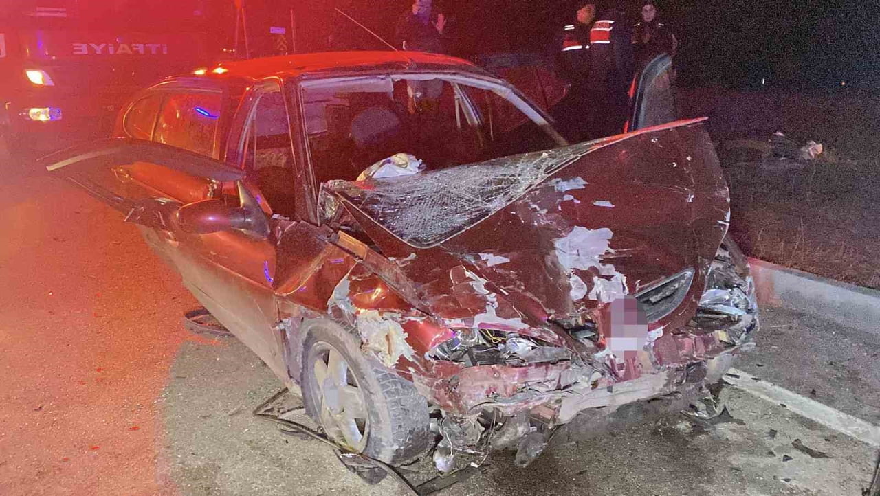 ÇORUM’DA İKİ OTOMOBİLİN ÇARPIŞMASI NETİCESİNDE MEYDANA GELEN TRAFİK KAZASINDA 3'Ü ÇOCUK 8 KİŞİ...