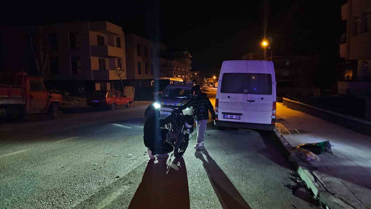 ÇORUM’DA OTOMOBİL İLE MOTOSİKLETİN ÇARPIŞMASI SONUCU MEYDANA GELEN TRAFİK KAZASINDA 2 GENÇ...