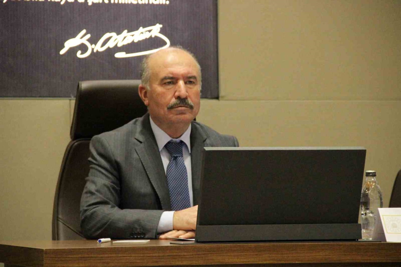 ÇORUM İL KOORDİNASYON KURULU TOPLANTISINDA KONUŞAN VALİ ALİ ÇALGAN, ANKARA-SAMSUN HIZLI DEMİR YOLU...