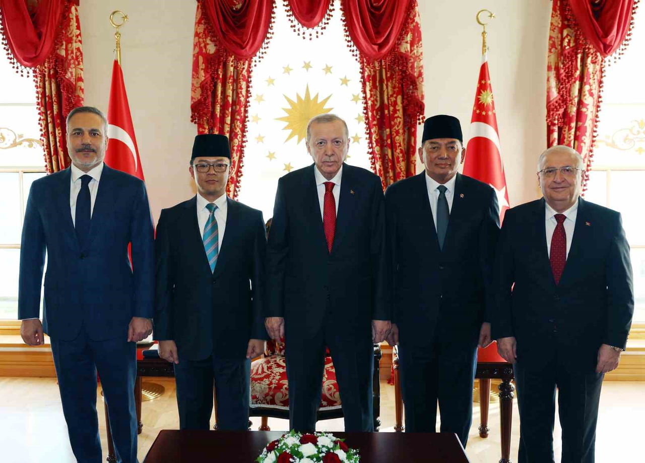 CUMHURBAŞKANI RECEP TAYYİP ERDOĞAN, ENDONEZYA DIŞİŞLERİ BAKANI SUGİONO İLE SAVUNMA BAKANI SJAFRİE...