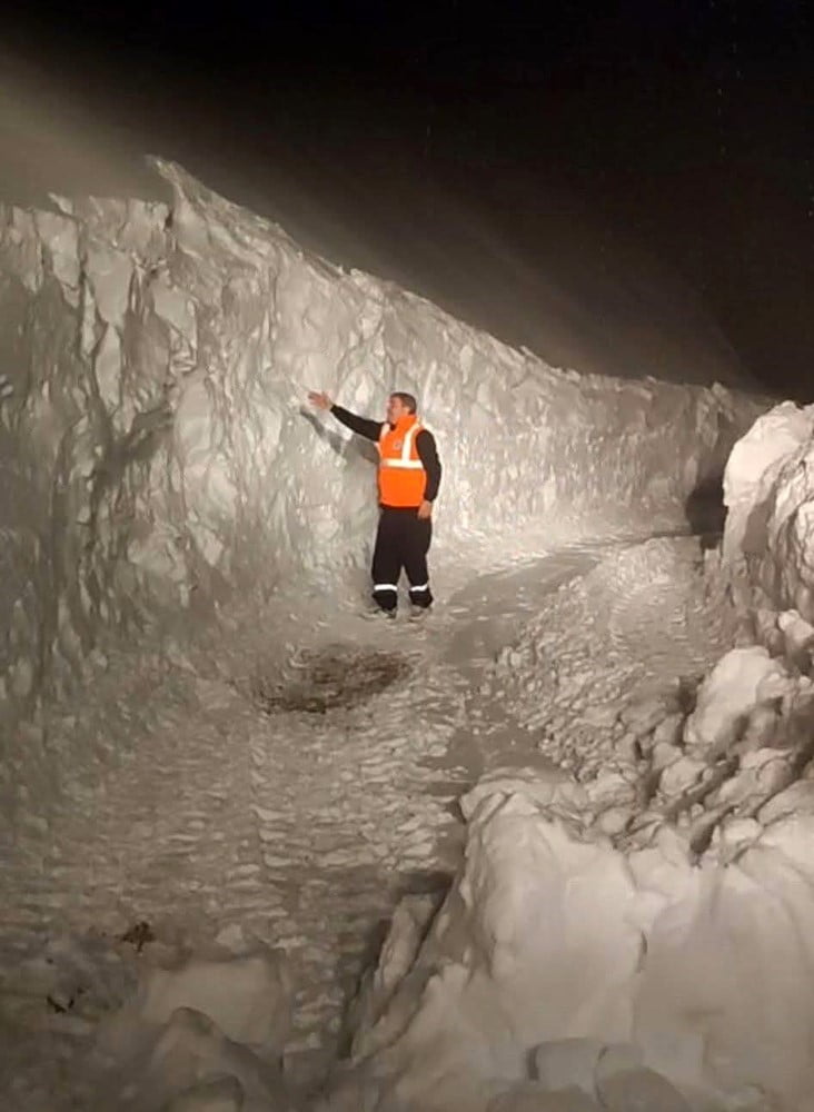 ÇÜNGÜŞ İLÇESİNE BAĞLI AVUT MAHALLESİ'NDE KAR KALINLIĞI 3 METREYİ AŞTI.