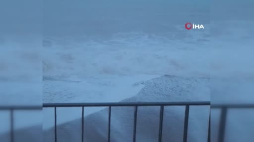 Dalgalara karşı şınav çekti, 2 metrelik dalgaları görünce koşarak böyle kaçtı