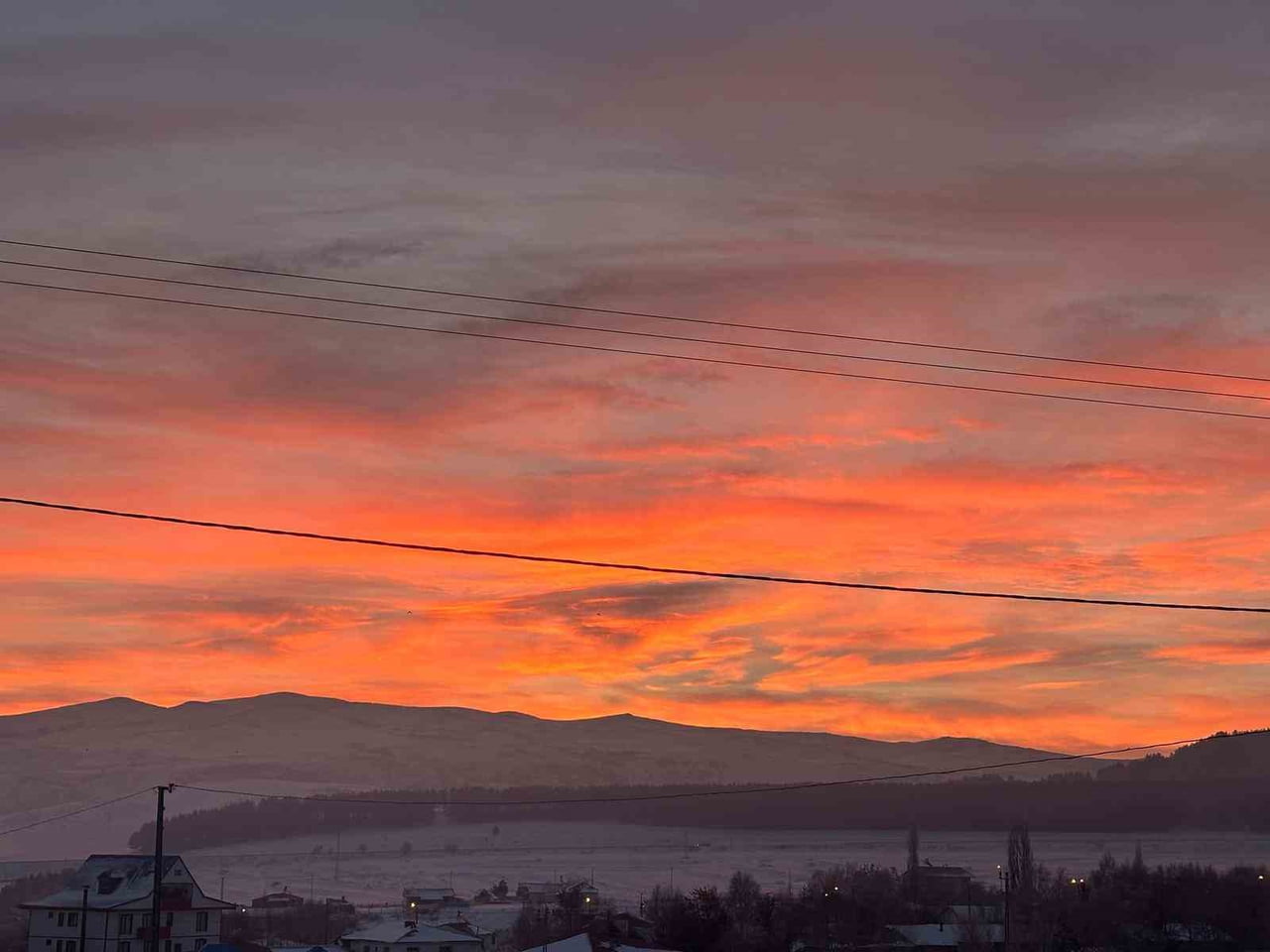 DAMAL İLÇESİNDE GÜNEŞİN DOĞUŞU İLE BİRLİKTE GÖKYÜZÜ KIZILA BÜRÜNDÜ