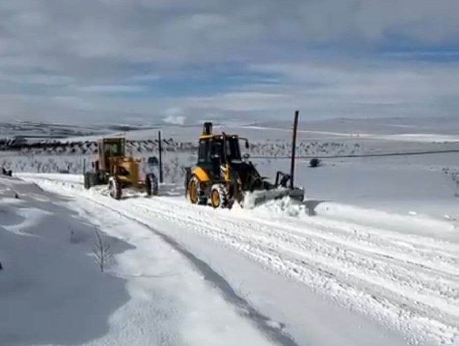 DARENDE BELEDİYESİ'NİN KARLA MÜCADELE ÇALIŞMALARINI ARALIKSIZ SÜRDÜRÜYOR
