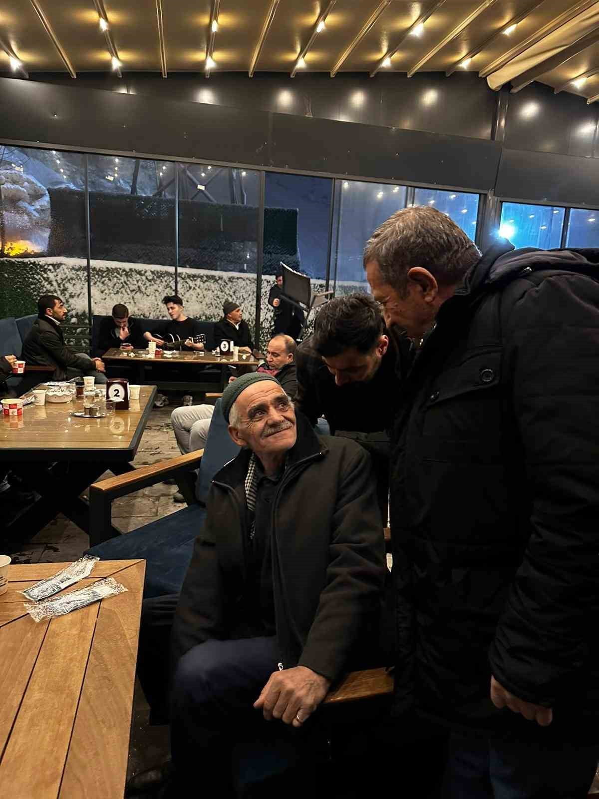 DARENDE BELEDİYESİ KAR YAĞIŞI NEDENİYLE YOLDA KALAN VATANDAŞLARI SOSYAL TESİSLERDE AĞIRLADI