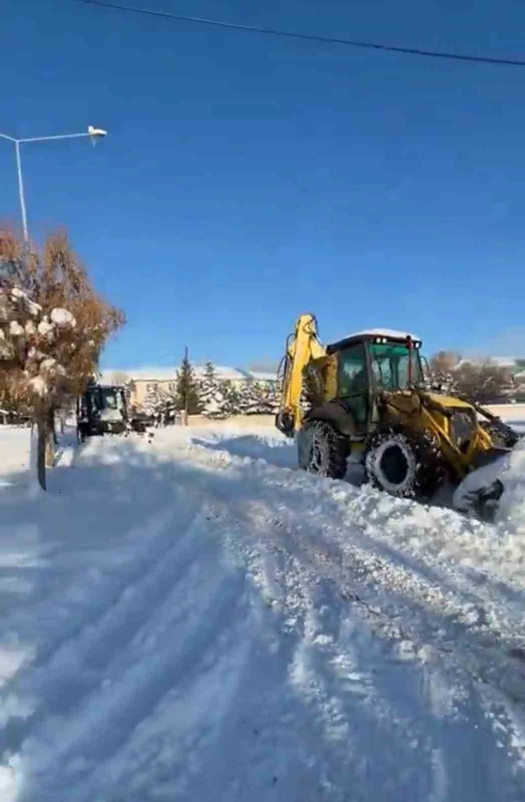 DEDELİDE ETKİLİ OLAN YOĞUN KAR YAĞIŞI SONRASI DEDELİ BELEDİYESİ EKİPLERİ TARAFINDAN BAŞLATILAN KAR...