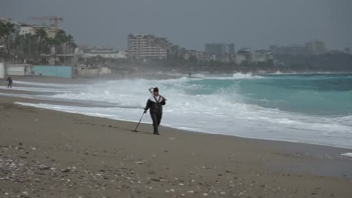 Define avcıları fırtınada iş başında: Dev dalgaların vurduğu sahilde dedektörle arama...